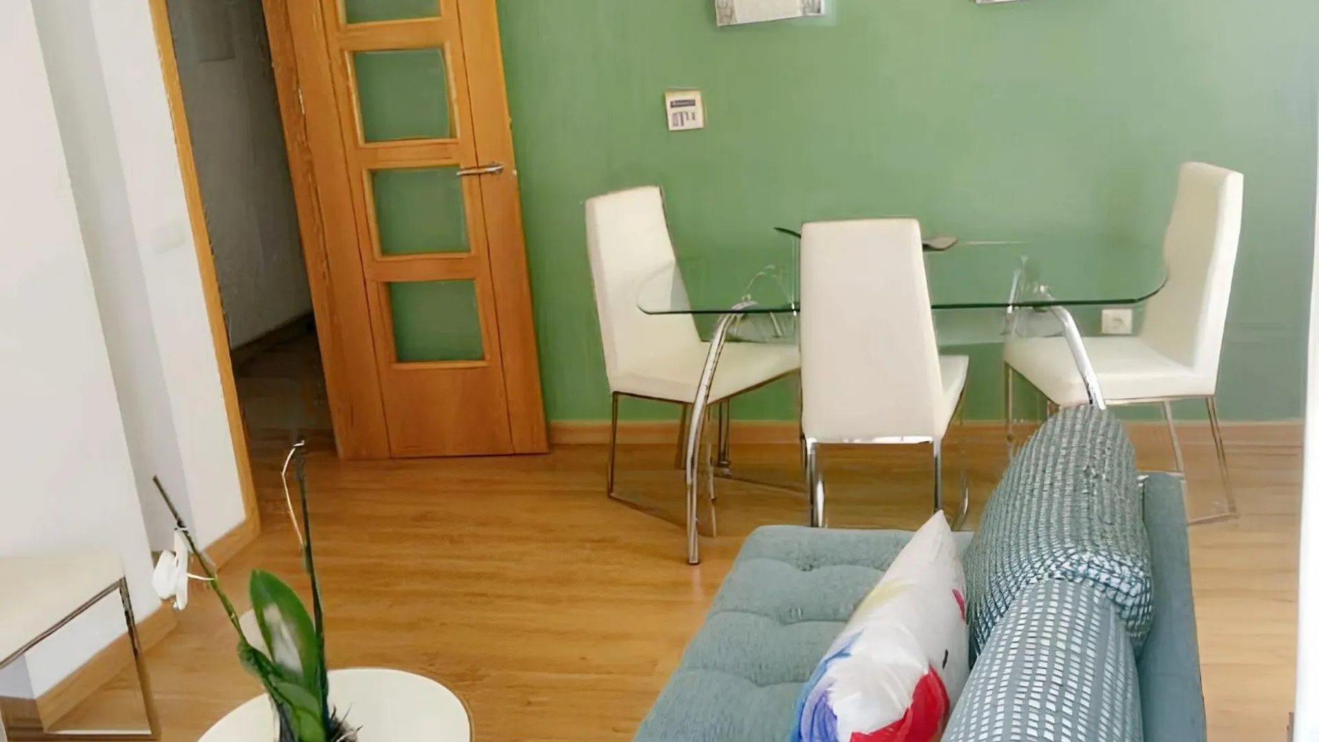 Modern Apartment Malaga 80 M² + Balcony